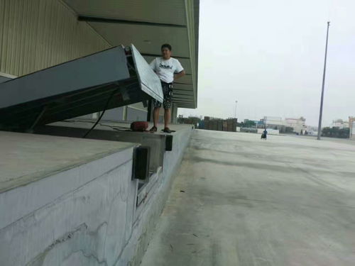 【啟運(yùn)銷售電動(dòng)登車(chē)橋貨車(chē)裝車(chē)平臺(tái)倉(cāng)儲(chǔ)升降機(jī)榆林市液壓式登車(chē)橋】- 